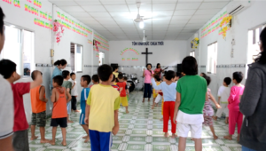 Các em thiếu nhi thờ phượng Chúa.