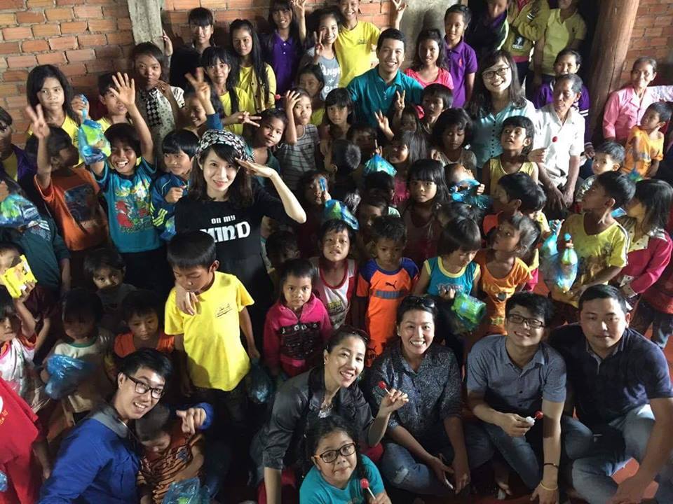 Nhóm chụp hình kỉ niệm cùng các em thiếu nhi.